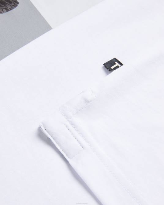Ted Baker hombres 2ZFP1264 ropa camiseta rewild de manga corta y corte estándar con estampado de polillas blanco