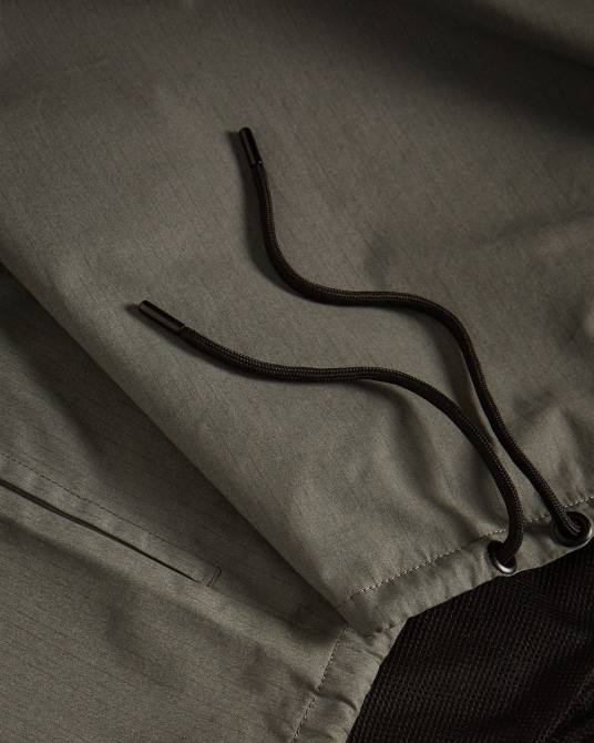 Ted Baker hombres 2ZFP1720 ropa anorak con capucha chesnel gris