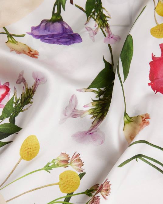 Ted Baker mujer 2ZFP978 accesorios bettyye bufanda larga con estampado floral crudo