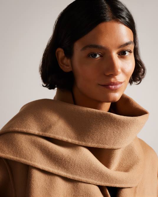 Ted Baker mujer 2ZFP290 ropa abrigo solanna con detalle de bufanda de lana doble camello